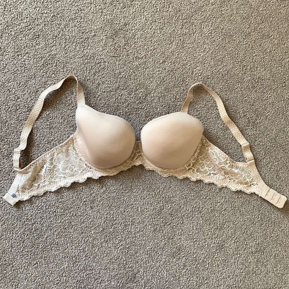 Simone Perele Bra Size 32D. Beige. Like new.